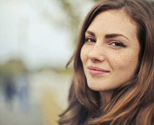 Donna serena dopo una separazione, seguita da life coach esperta in coaching online per separazioni