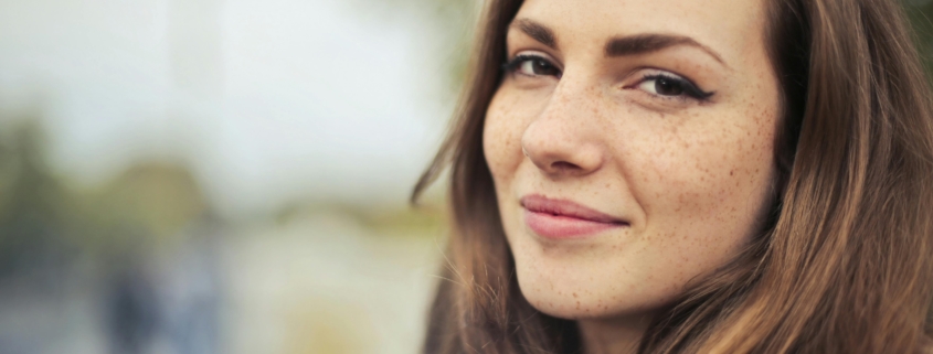 Donna serena dopo una separazione, seguita da life coach esperta in coaching online per separazioni