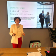 Laura Marinelli durante una formazione professionale sul metodo per difendere i margini e non svalutare il proprio lavoro