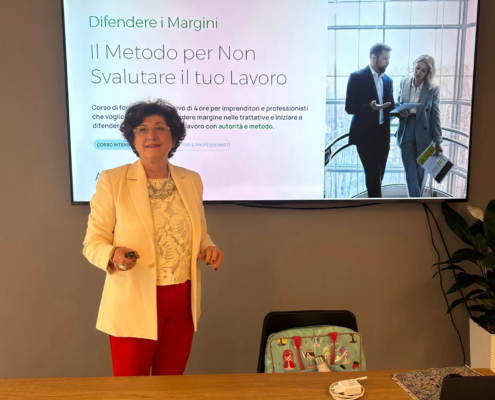 Laura Marinelli durante una formazione professionale sul metodo per difendere i margini e non svalutare il proprio lavoro